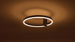 Schwarze Deckenleuchte Ø40 cm Lysrum mit Rohr von 12 cm, leuchtend an der Decke