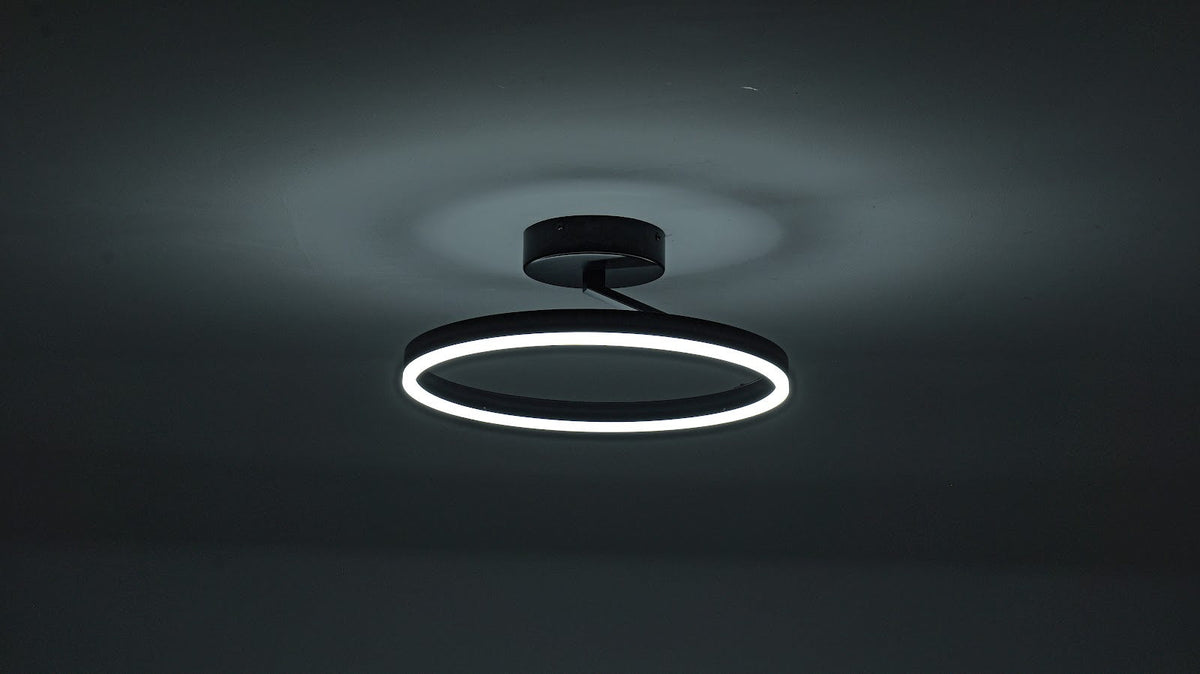 Schwarze Deckenleuchte Ø40 cm Lysrum flach an der Decke, Stimmungsbild