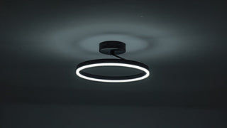 Schwarze Deckenleuchte Ø40 cm Lysrum flach an der Decke, Stimmungsbild