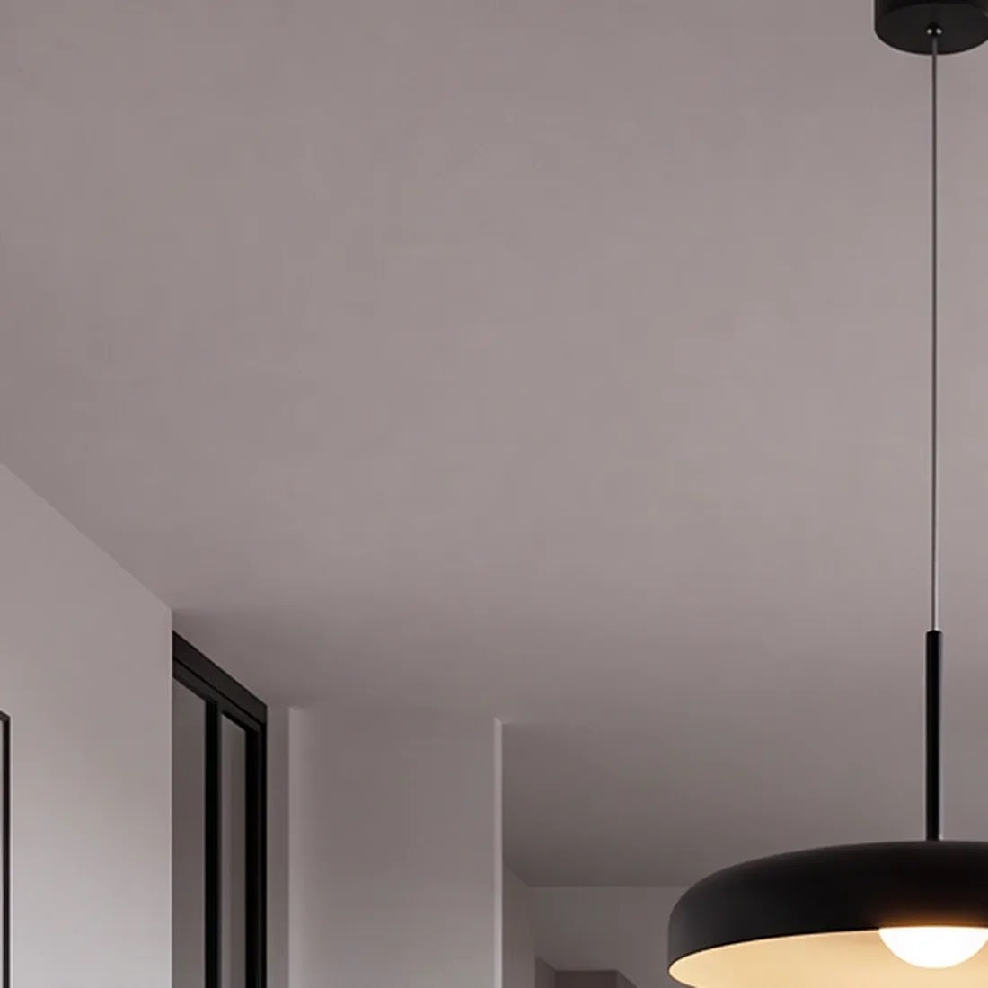 Detail des mattschwarzen Schirms der Dånsk Pendelleuchte mit cremefarbener Innenseite