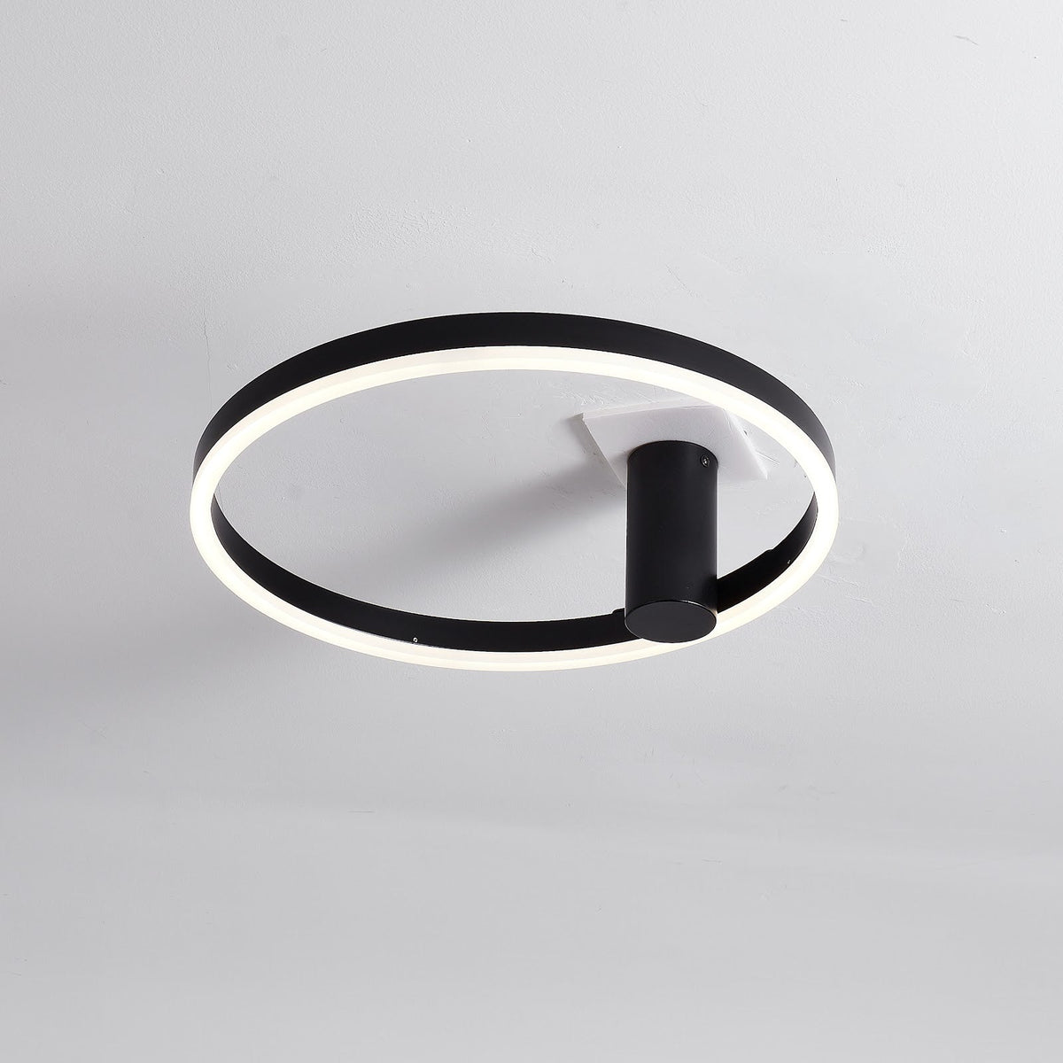 Schwarze Deckenleuchte Ø40 cm Lysrum mit Rohr von 12 cm — Stimmungsbild im Wohnraum