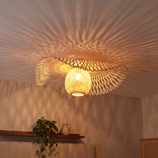 lichteffekt der rattan deckenleuchte: strahlenmuster an decke und wand