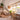 tischlampe mit organischer form auf holzschreibtisch im bohemien arbeitszimmer