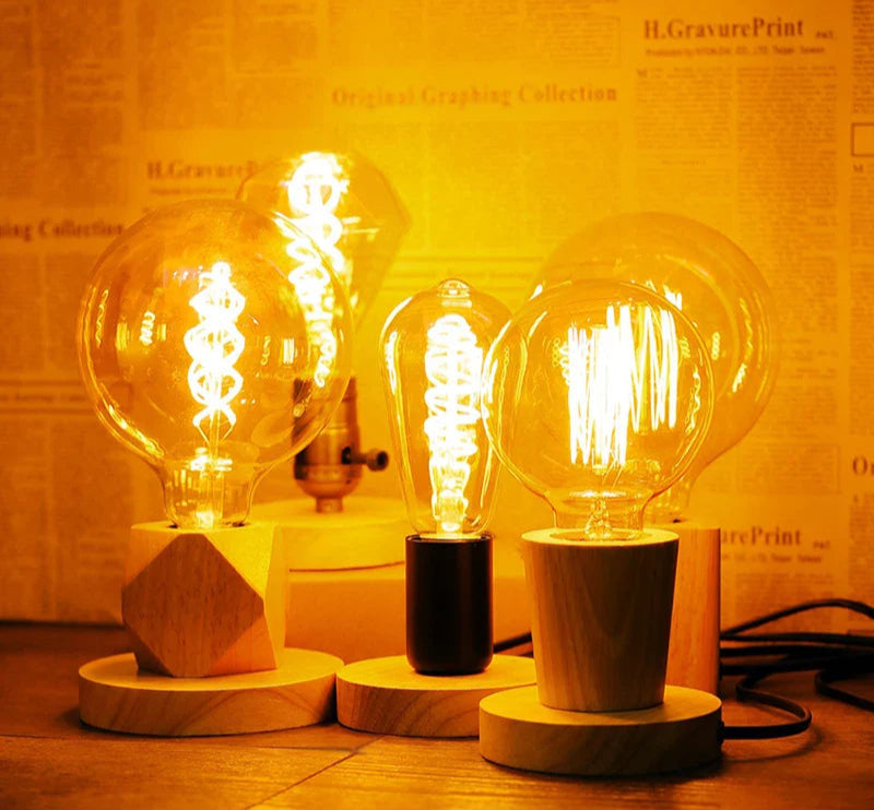 Kleine Tischlampe aus Holz mit Stecker | Lysrum
