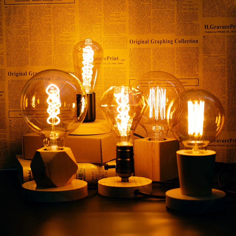 Kleine Tischlampe aus Holz mit Stecker | Lysrum