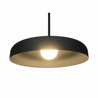 Schwarze Pendelleuchte aus Metall Dånsk Ø38 cm von unten gesehen mit leuchtender Opalkugel