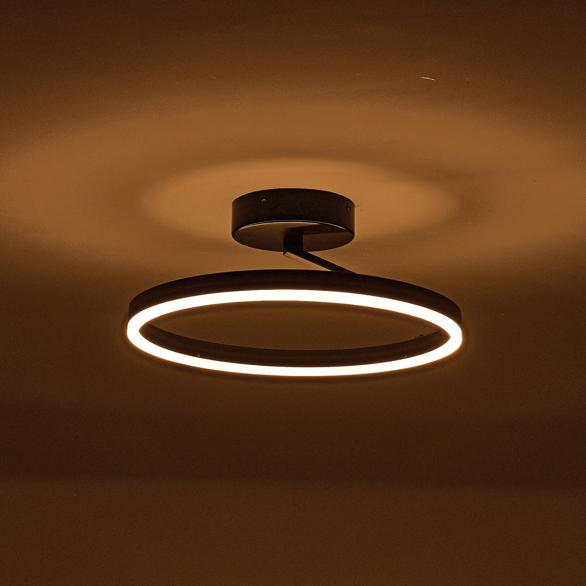 Schwarze Deckenleuchte Ø40 cm Lysrum flach an der Decke im Interieur
