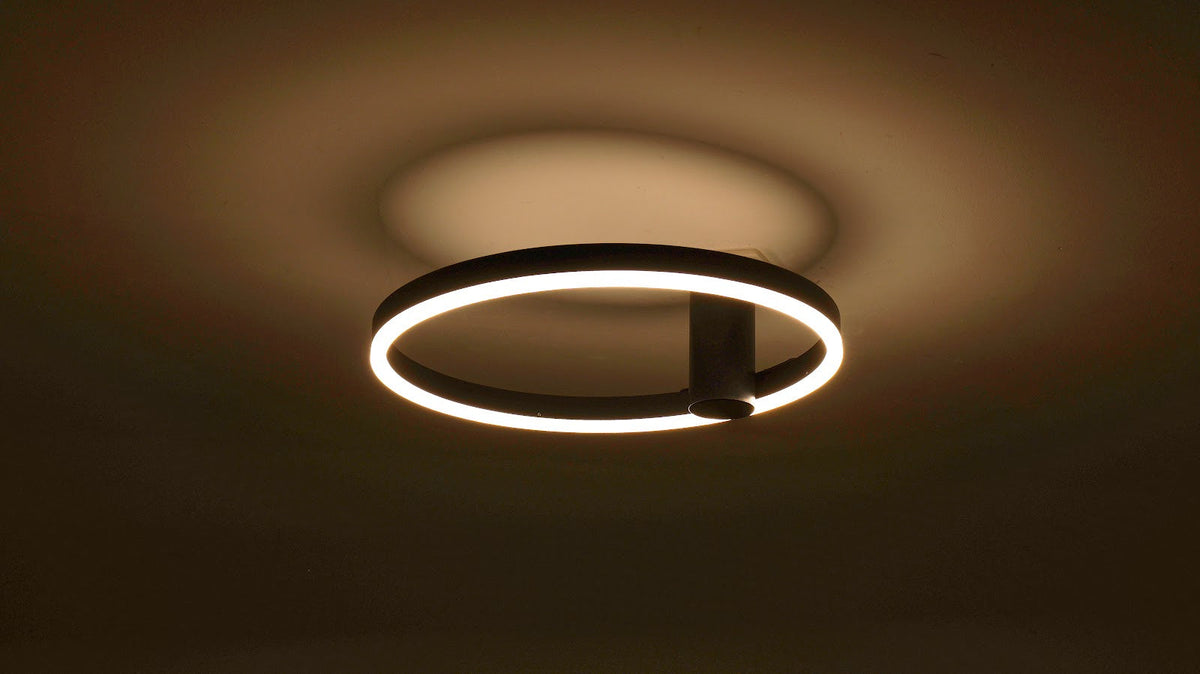 Schwarze Deckenleuchte Ø40 cm Lysrum mit Rohr von 12 cm im Interieur
