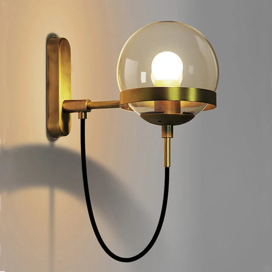 Industrielle Wandlampe mit goldenen Akzenten | Lustra