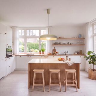 Beige Pendelleuchte Dånsk Ø38 cm über einer Kochinsel aus Eiche in einer skandinavischen Küche