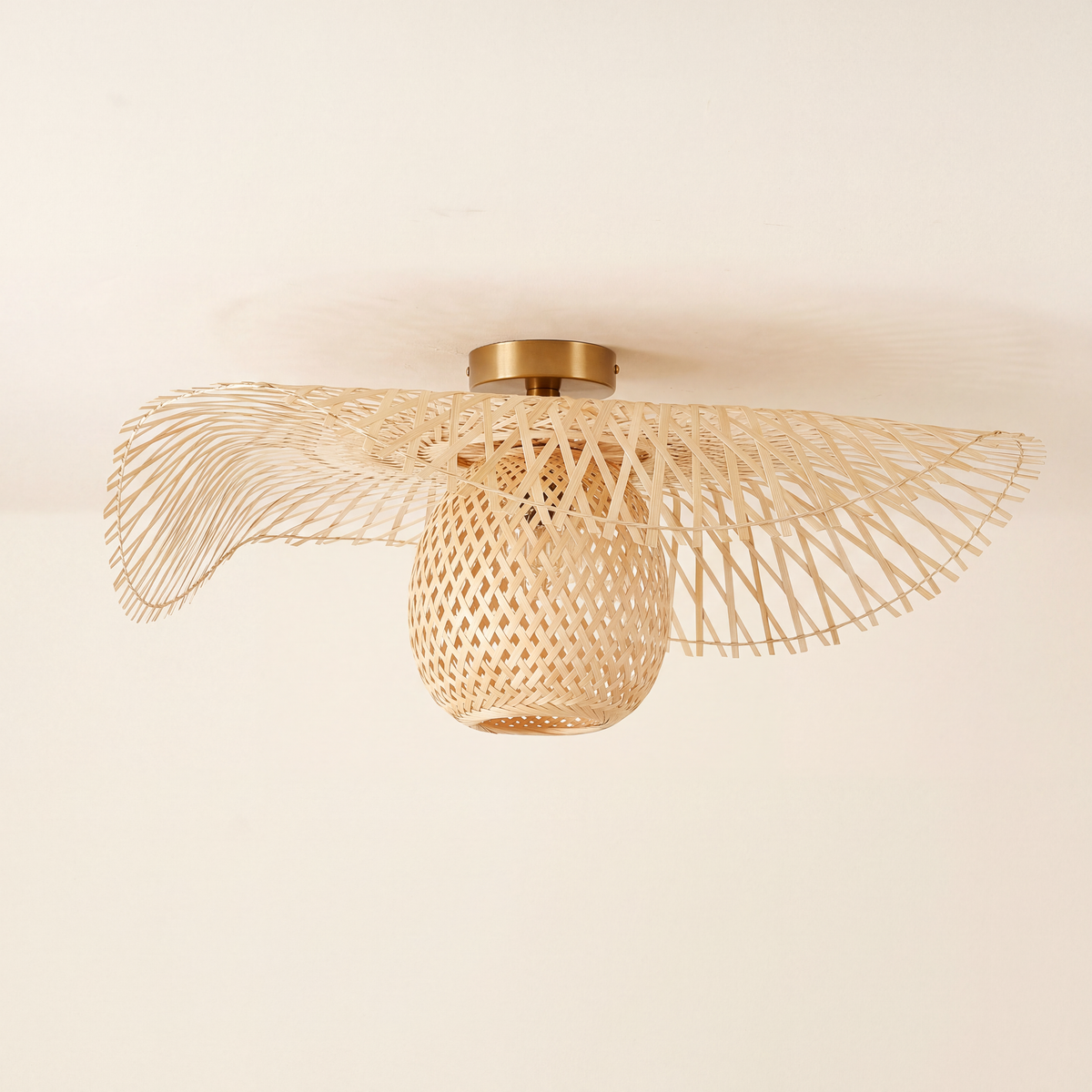 rattan deckenleuchte ø65 cm mit gewelltem rand und deckenkappe aus messing